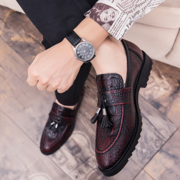 Modes vīriešu ādas apavi ar pušķiem