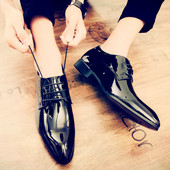 Hegyes, formális férfi lakkbőr fűzős cipő