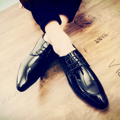 Hegyes, formális férfi lakkbőr fűzős cipő