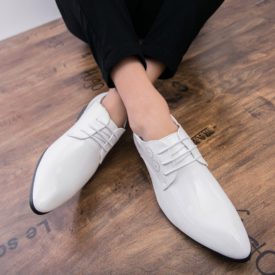 Hegyes, formális férfi lakkbőr fűzős cipő