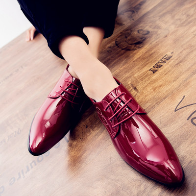 Hegyes, formális férfi lakkbőr fűzős cipő