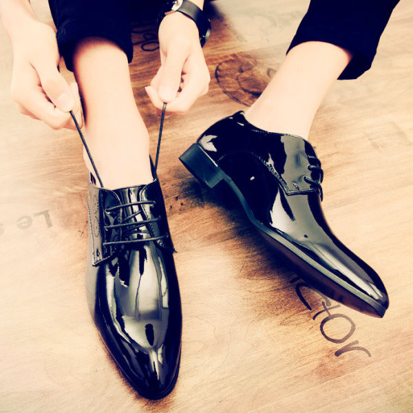 Hegyes, formális férfi lakkbőr fűzős cipő