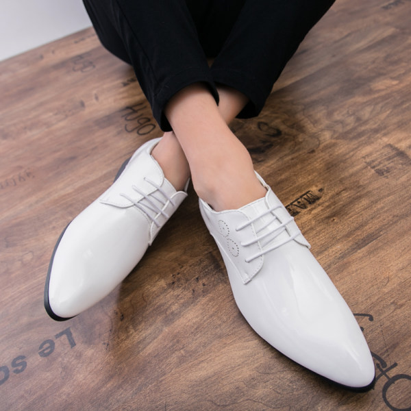 Hegyes, formális férfi lakkbőr fűzős cipő