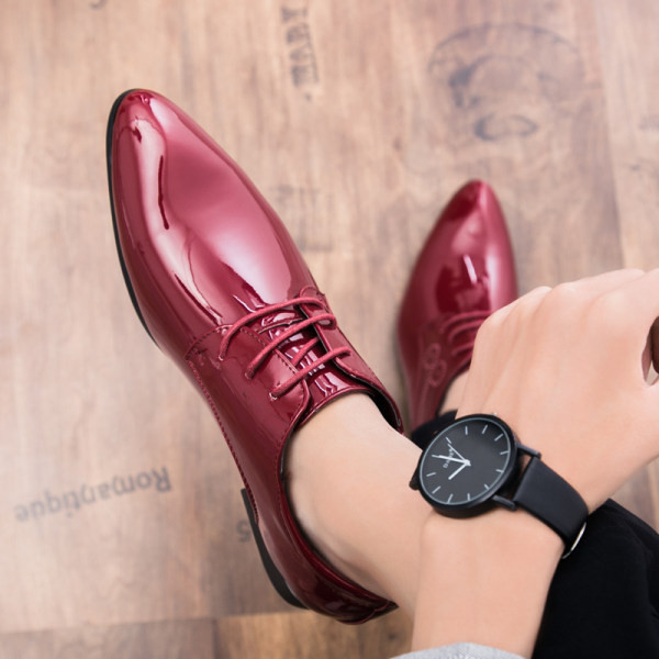 Hegyes, formális férfi lakkbőr fűzős cipő