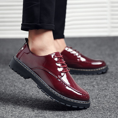 Moderne muške lakirane cipele na vezanje
