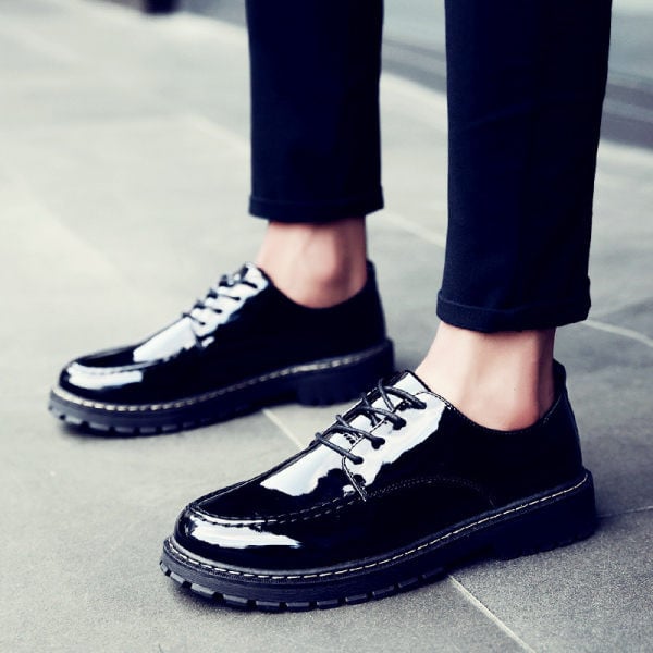 Moderne muške lakirane cipele na vezanje