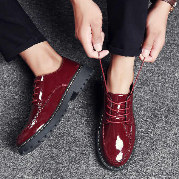 Moderne muške lakirane cipele na vezanje