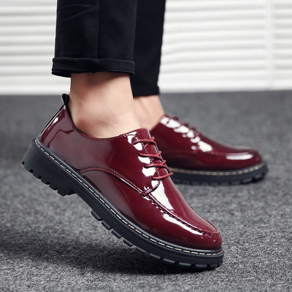 Moderne muške lakirane cipele na vezanje