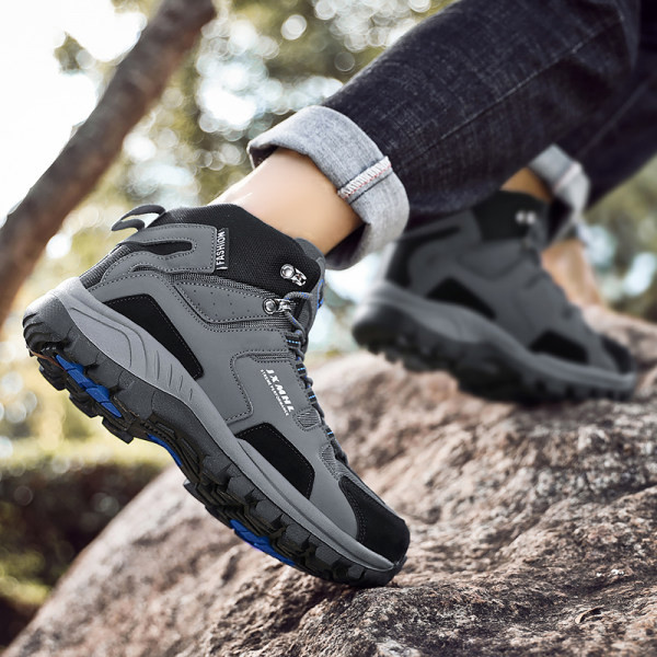 Νέο μοντέλο παπούτσια πεζοπορίας με αντιολισθητική σόλα