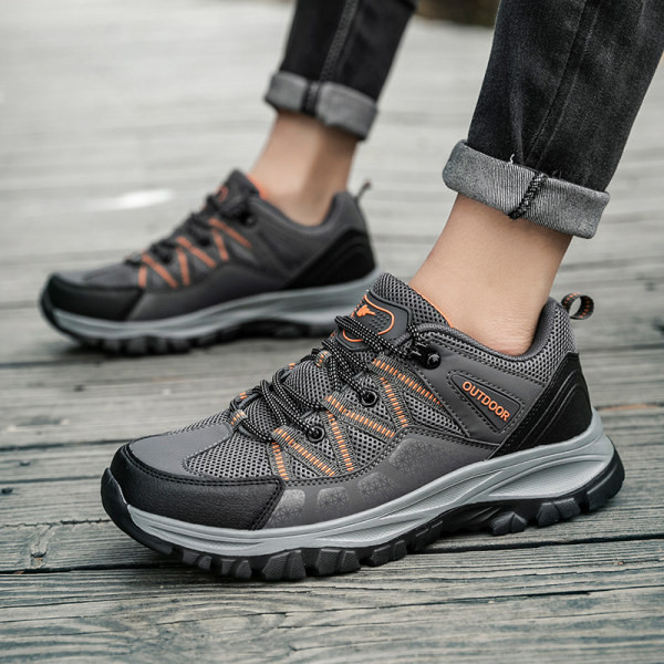 Neslīdoši pārgājienu apavi ar šņorēm