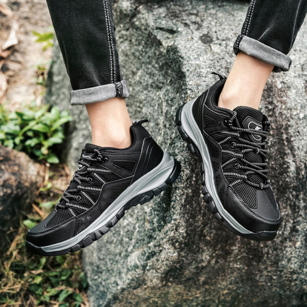 Neslīdoši pārgājienu apavi ar šņorēm