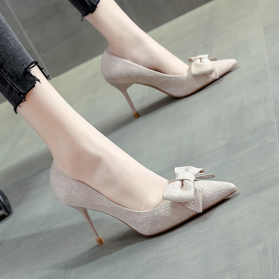 Magas női cipő vékony sarokkal, szalaggal