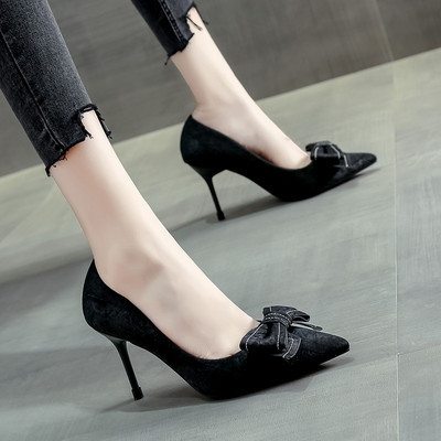 Magas női cipő vékony sarokkal, szalaggal