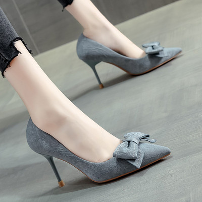 Magas női cipő vékony sarokkal, szalaggal