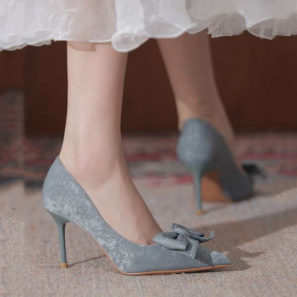 Magas női cipő vékony sarokkal, szalaggal