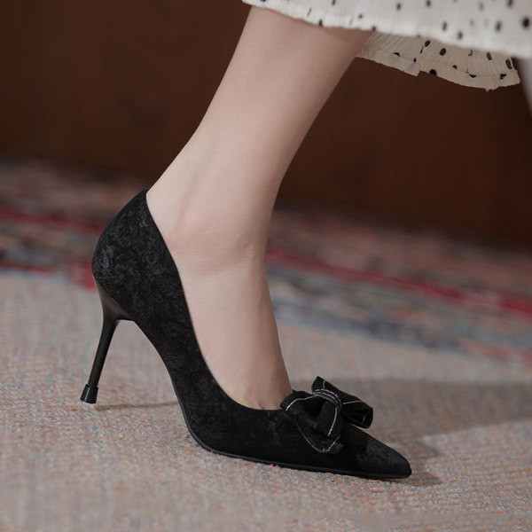 Magas női cipő vékony sarokkal, szalaggal