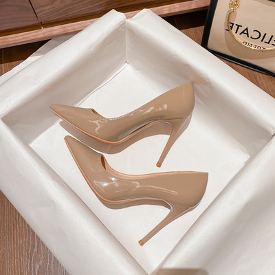 Augstas sieviešu kurpes ar plānu papēdi, tīrs modelis