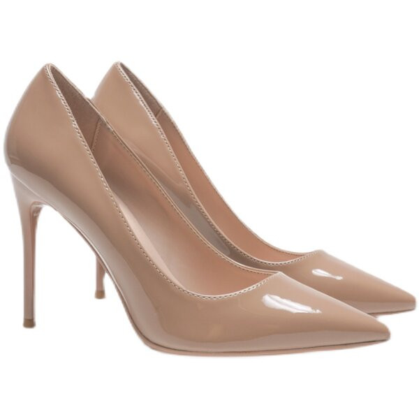 Augstas sieviešu kurpes ar plānu papēdi, tīrs modelis