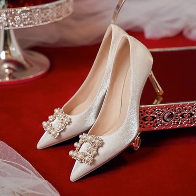 Női formális magas sarkú cipő gyöngyökkel és kövekkel