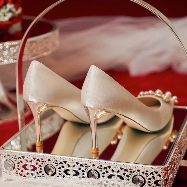 Női formális magas sarkú cipő gyöngyökkel és kövekkel