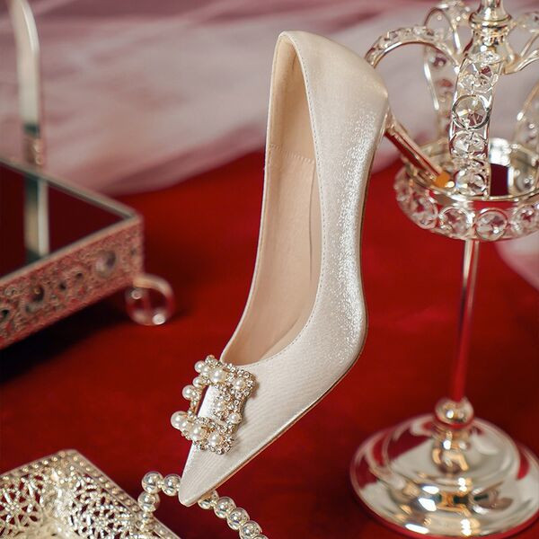 Női formális magas sarkú cipő gyöngyökkel és kövekkel
