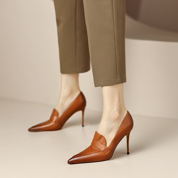 Női hegyes orrú ökobőr magas cipő