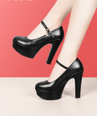 Öko bőrből készült magassarkú, vastag sarokkal és csatos zárással