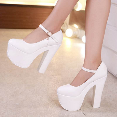 Öko bőrből készült magassarkú, vastag sarokkal és csatos zárással