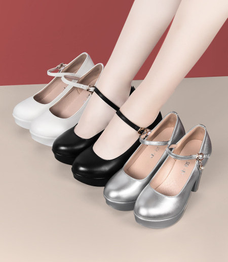 Öko bőrből készült magassarkú, vastag sarokkal és csatos zárással