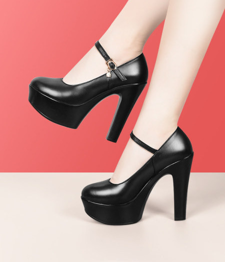 Öko bőrből készült magassarkú, vastag sarokkal és csatos zárással