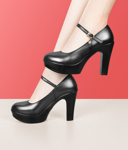 Öko bőrből készült magassarkú, vastag sarokkal és csatos zárással