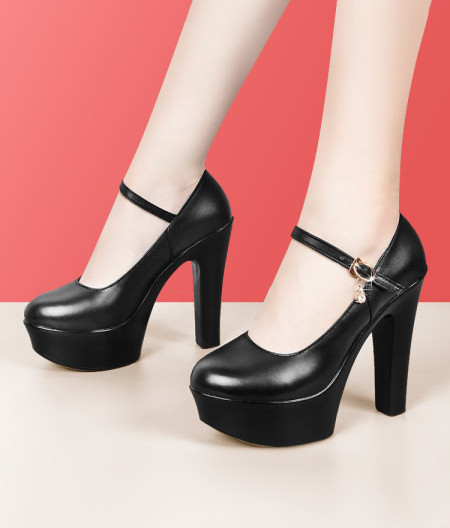 Öko bőrből készült magassarkú, vastag sarokkal és csatos zárással