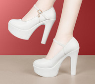 Augsti apavi ar biezu papēdi un sprādzes aizdari