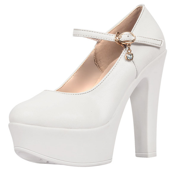 Augsti apavi ar biezu papēdi un sprādzes aizdari