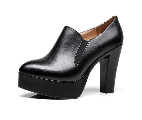 Modern női bőrcipő 8 cm magas sarokkal