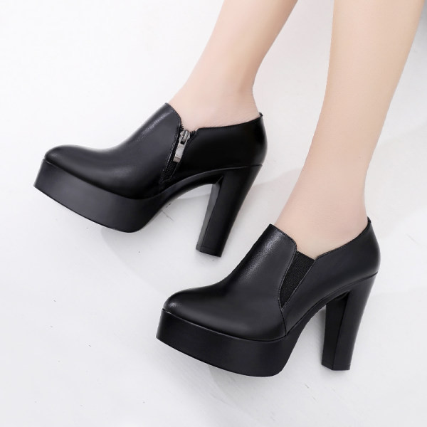 Modern női bőrcipő 8 cm magas sarokkal