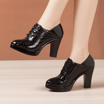 Дамски черни обувки с връзки 