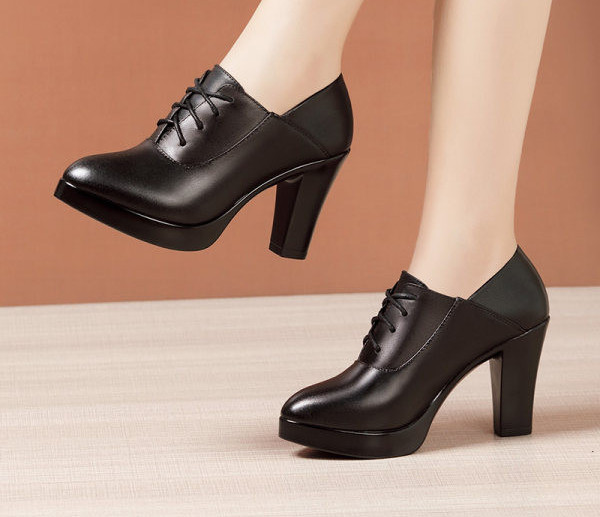 Sieviešu melnas šņorējamas kurpes