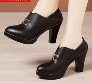 Modern női bőr cipő fém díszítéssel