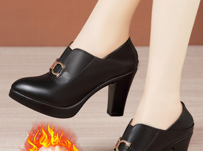 Modern női bőr cipő fém díszítéssel