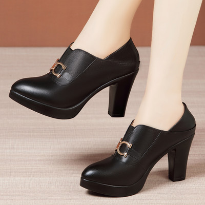 Modern női bőr cipő fém díszítéssel