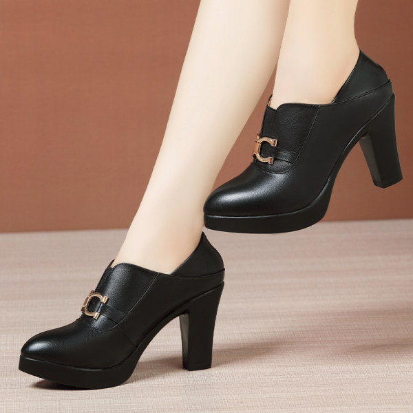 Modern női bőr cipő fém díszítéssel