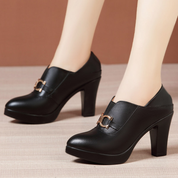 Modern női bőr cipő fém díszítéssel