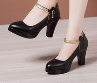 Μοντέρνα γυναικεία παπούτσια με ψηλό τετράγωνο τακούνι και μεταλλική αγκράφα