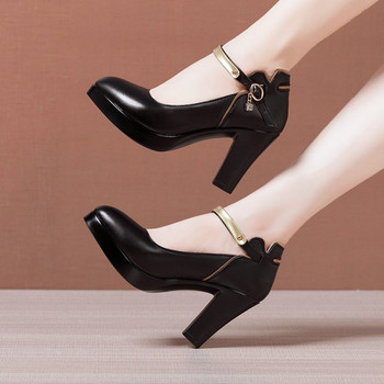 Модерни дамски обувки с висок квадратен ток и метална катарама 