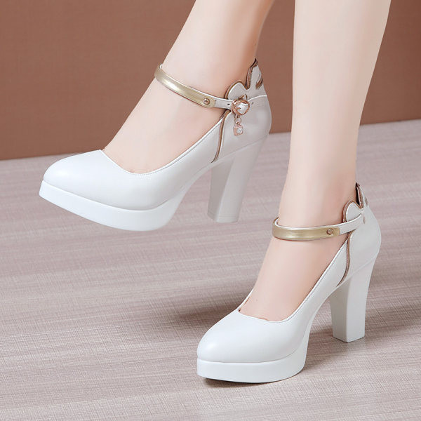Μοντέρνα γυναικεία παπούτσια με ψηλό τετράγωνο τακούνι και μεταλλική αγκράφα