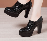 Ženske cipele na visoku petu s patentnim zatvaračem i postavom