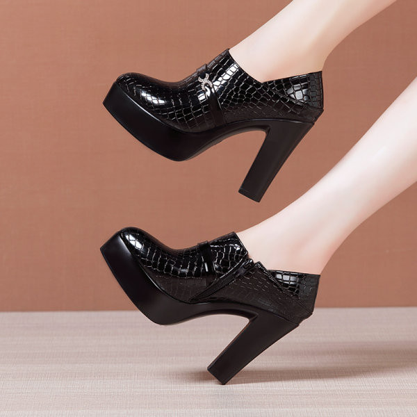 Ženske cipele na visoku petu s patentnim zatvaračem i postavom