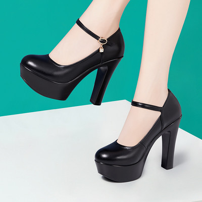 Vízálló cipő magas sarkú csattal