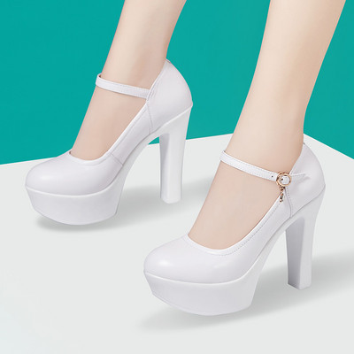 Vízálló cipő magas sarkú csattal